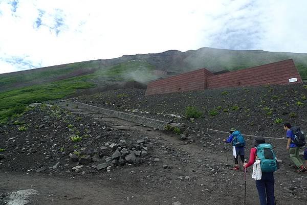 六合目開始就漸漸辛苦的山路