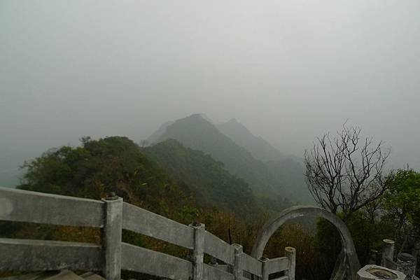 遠望靈山