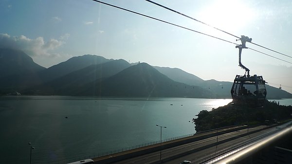 搭纜車翻過一個一個山頭