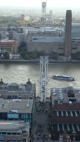 越過Millennium Bridge就是Tate Modern