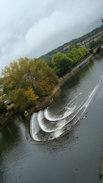 這裡的河比River Thames正很多