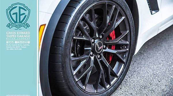 加裝了 Brembo碳纖陶瓷碟煞盤、以及 Michelin Pilot Super Sport Cup高性能跑車胎。