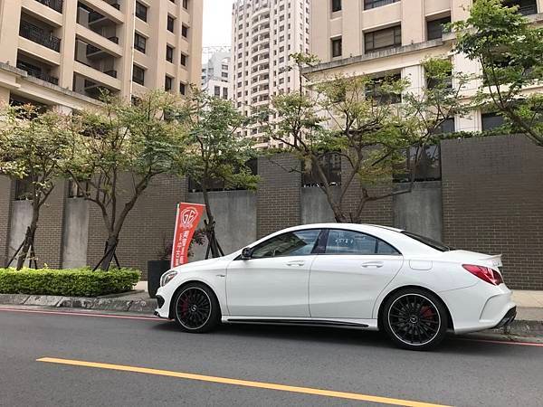 賓士CLA45 AMG小型轎跑車 暴力美學