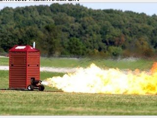 噴射版 奔跑 流動廁所 像火箭般在草原上奔馳。（圖／截取自jalopnik）