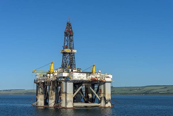 oil-rig-3522594_1920.jpg