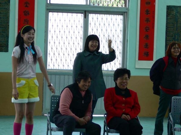 老師和家長笑開懷.JPG