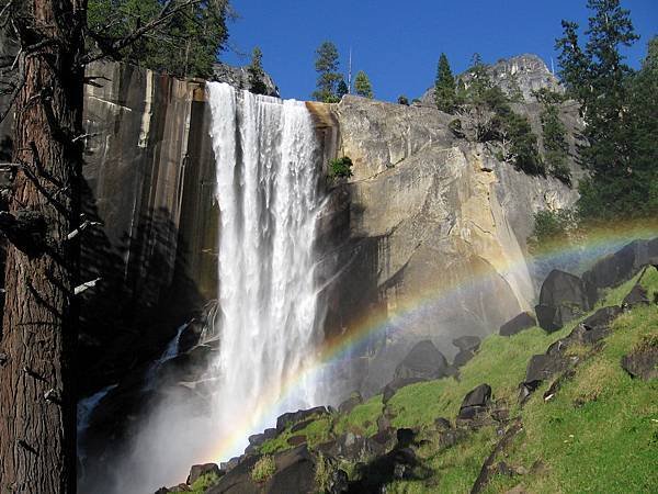 Vernal_Falls_Rainbow.jpg