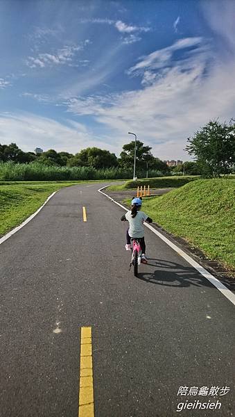 【陪烏龜散步】20181110 新店溪河濱自行車道 公館景福站騎單車往返【陪烏龜散步】20181110 新店溪河濱自行車道 公館-大稻埕 騎單車趣