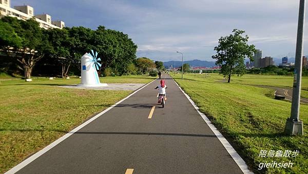 【陪烏龜散步】20181110 新店溪河濱自行車道 公館景福站騎單車往返【陪烏龜散步】20181110 新店溪河濱自行車道 公館-大稻埕 騎單車趣