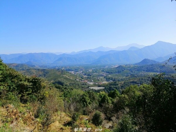 【南投魚池】飽覽層疊山巒賞心悅目。 金龍山步道