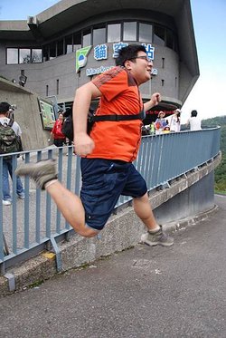 來不及煞車…跑過頭了