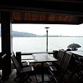  這間店可以很悠閒地看著淡水河