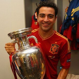 Xavi-120701-PosingWithCup-G-300