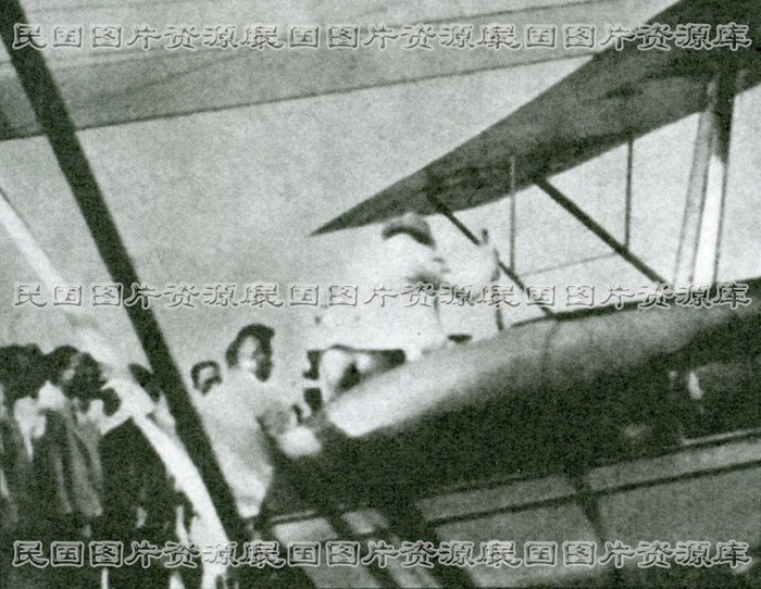 1932-8-20汪精衛返回南京下飛機.jpg