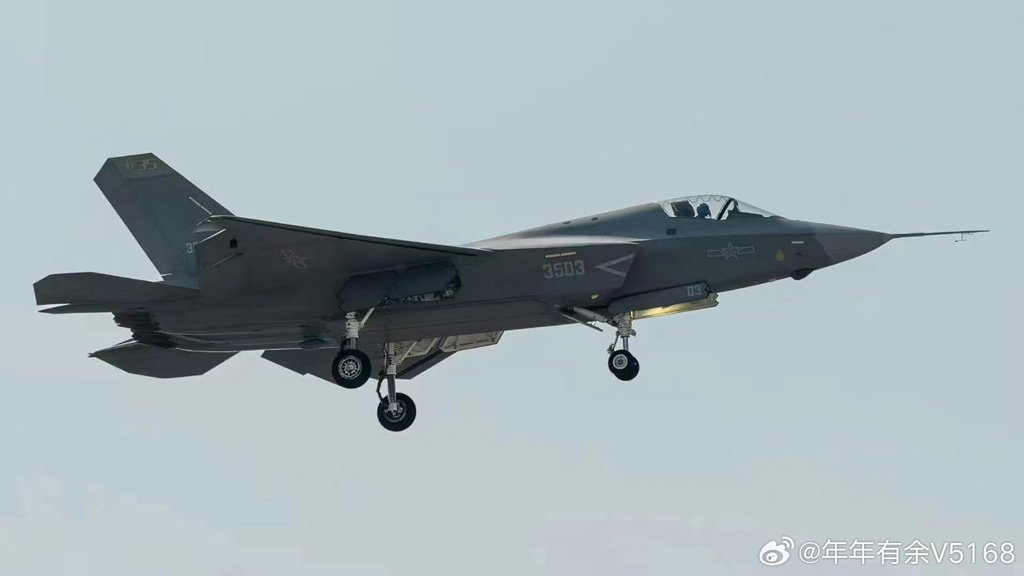 解放軍海軍新式J-35彈射式匿蹤艦載戰鬥機原型機清晰照