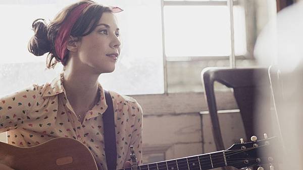 LISA_HANNIGAN_folk_guitar.jpg