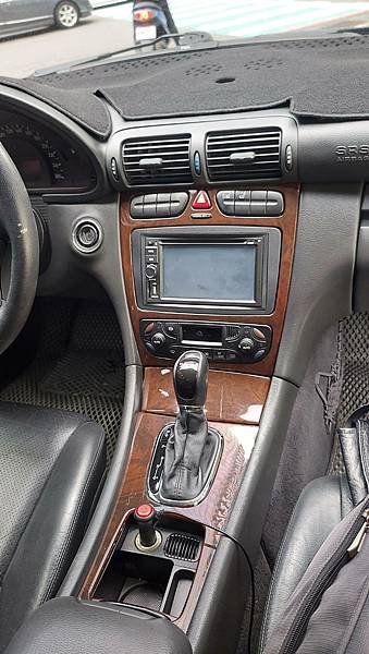售2002年10月BENZ W203-C240(黑色2.6)