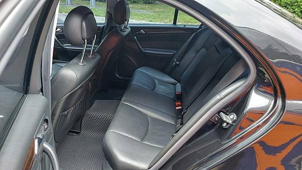 售2002年10月BENZ W203-C240(黑色2.6)