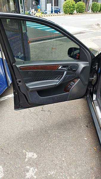 售2002年10月BENZ W203-C240(黑色2.6)