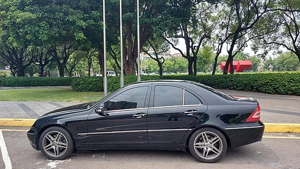 售2002年10月BENZ W203-C240(黑色2.6)