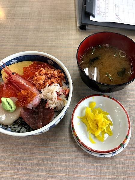 [北海道函館] 平價500日圓海鮮丼飯朝市食堂二番館