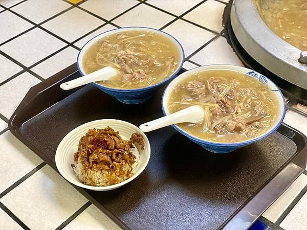 新店人氣小吃店「北鴨鴨肉羹」饕客都知道必點鴨肉羹+鴨肉飯，跟