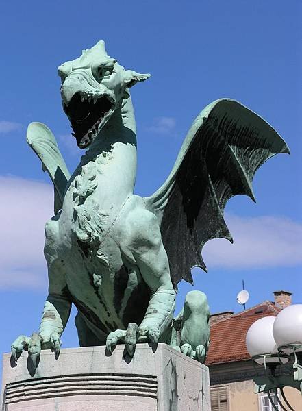 dragon-1976596_1920.jpg