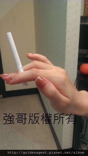 酒店小姐拿菸的儀態修