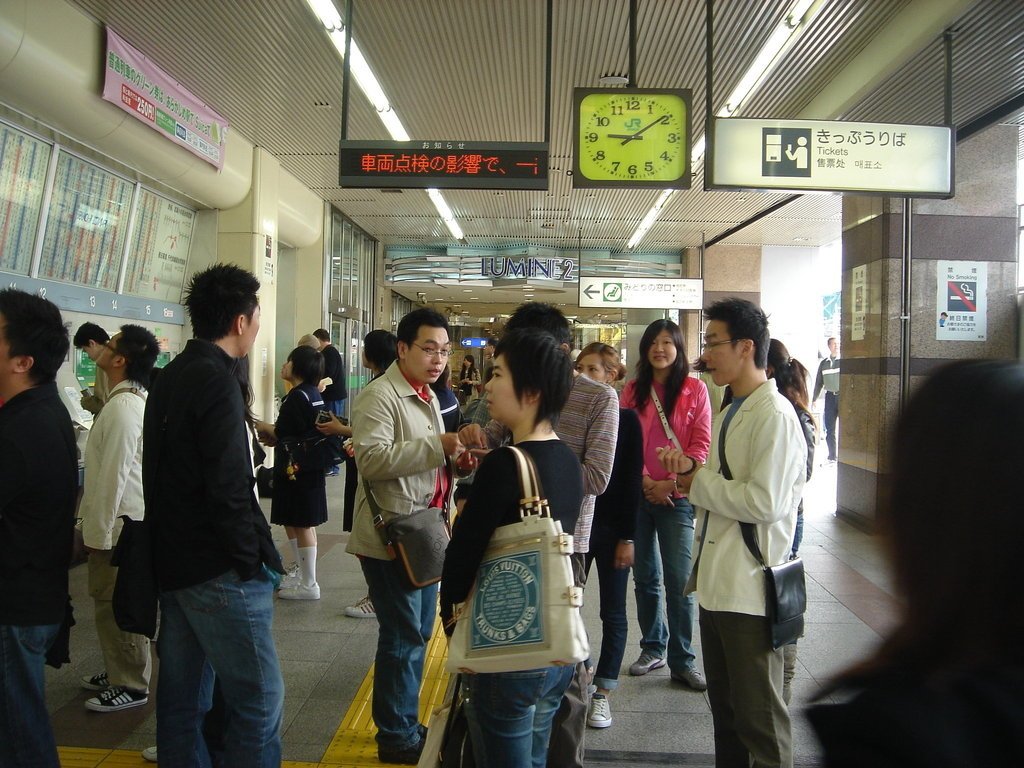 2006/04/12~16 東京之旅第2天：一大早新宿駅忙碌