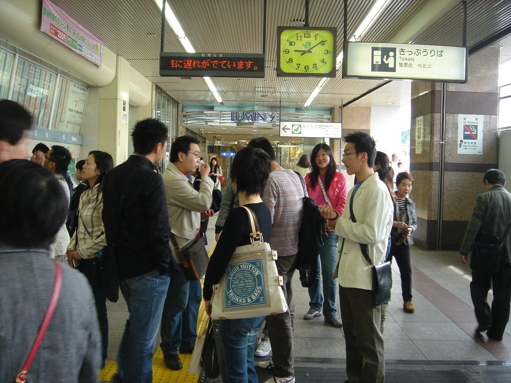 2006/04/12~16 東京之旅第2天：一大早新宿駅忙碌