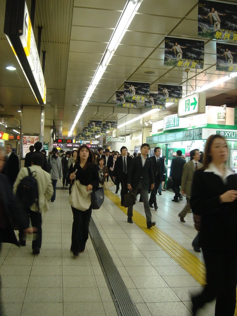 2006/04/12~16 東京之旅第2天：一大早新宿駅忙碌