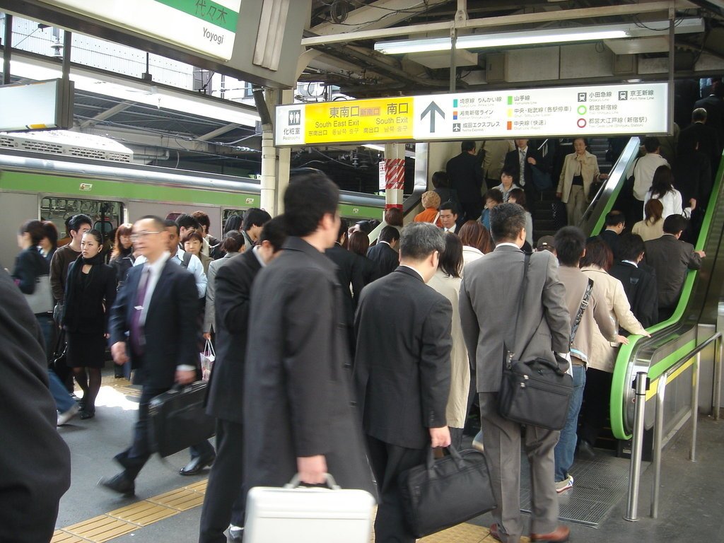 2006/04/12~16 東京之旅第2天：一大早新宿駅忙碌