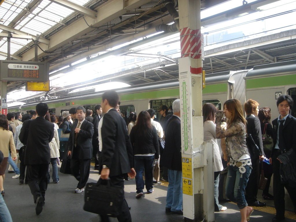 2006/04/12~16 東京之旅第2天：一大早新宿駅忙碌