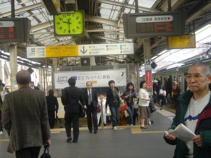 2006/04/12~16 東京之旅第2天：一大早新宿駅忙碌