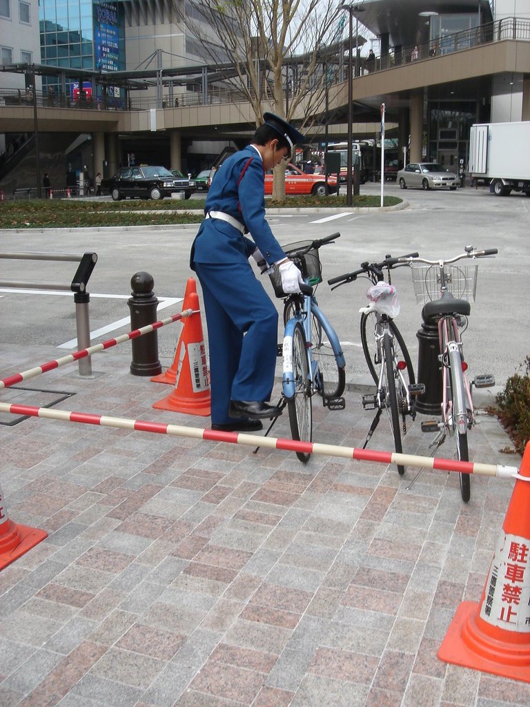 2006/04/12~16 東京之旅第2天：一大早新宿駅忙碌