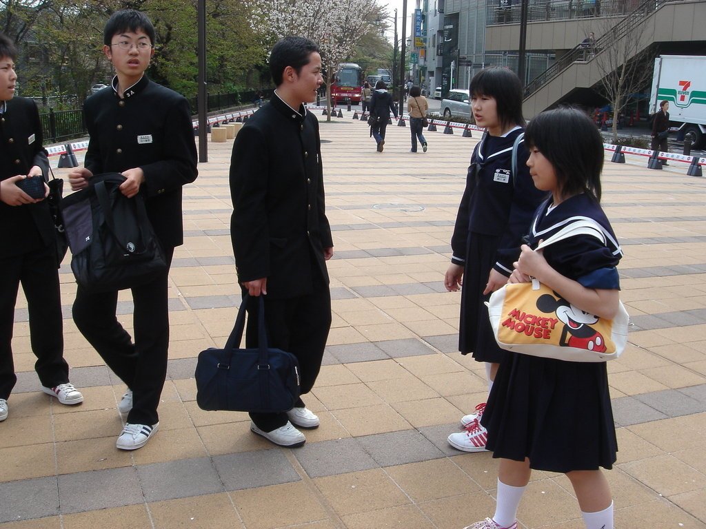 2006/04/12~16 東京之旅第2天：一大早新宿駅忙碌