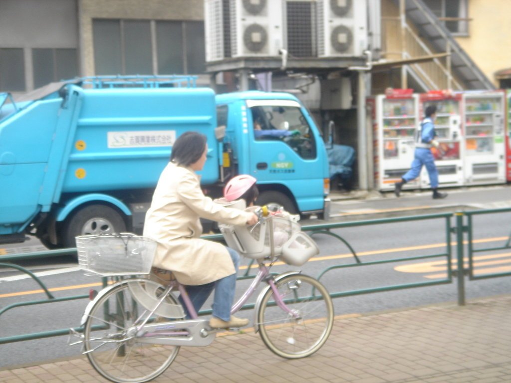 2006/04/12~16 東京之旅第2天：一大早新宿駅忙碌