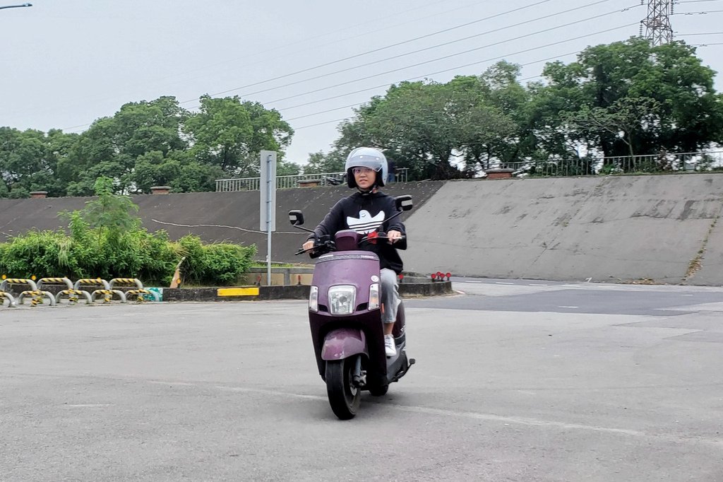 113.11.03.姊弟學習騎機車(準備考駕照嚕)-高一+專