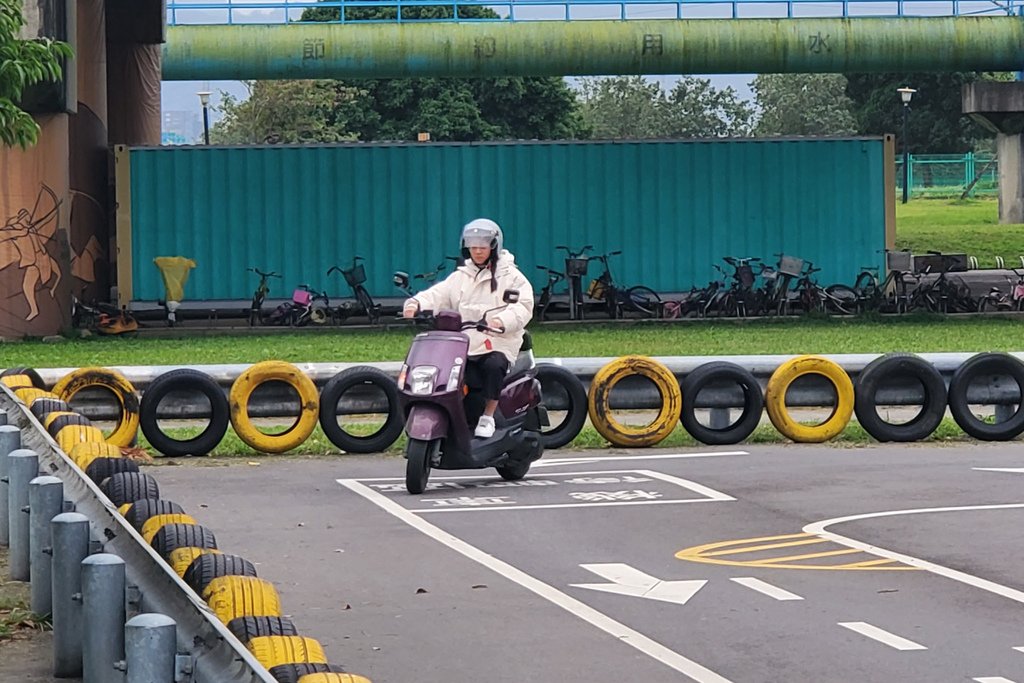 113.11.03.姊弟學習騎機車(準備考駕照嚕)-高一+專