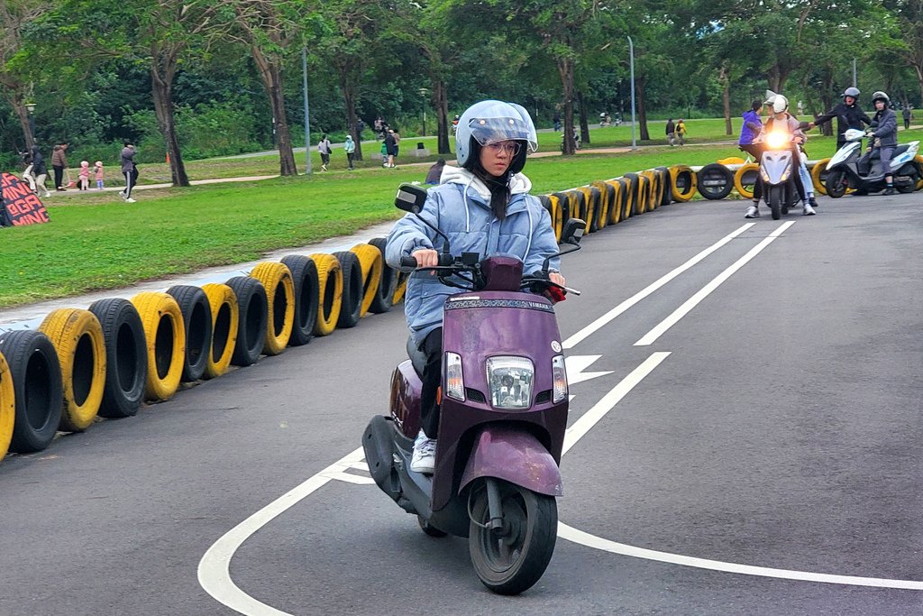 113.11.03.姊弟學習騎機車(準備考駕照嚕)-高一+專