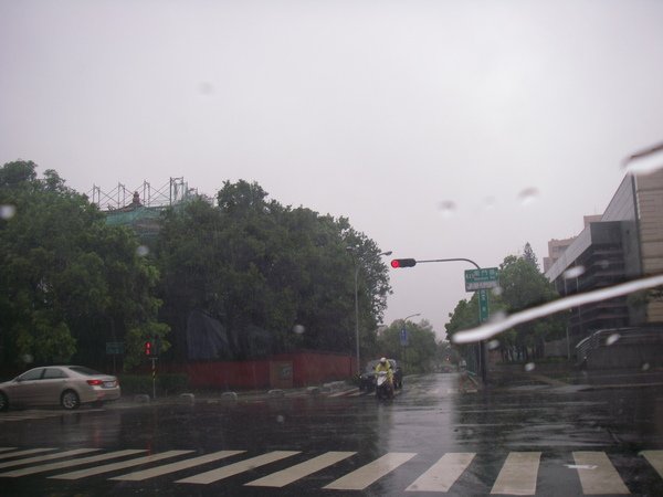 假裝風雨很大