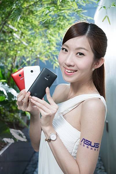 ZenFone4搭載Intel Atom處理器，內建Intel超執行緒技術，同時提供雙SIM卡插槽，支援雙卡雙待，重要通話、訊息不漏接，並採用康寧Gorilla Glass 3強化玻璃，畫面表現精彩更抗刮耐久。