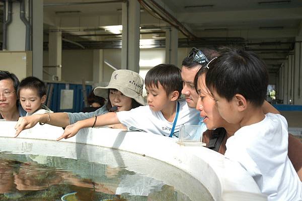 水族實驗中心_1_透過專業解說員的講解，民眾對於珊瑚生態與繁養殖技術產生濃厚興趣