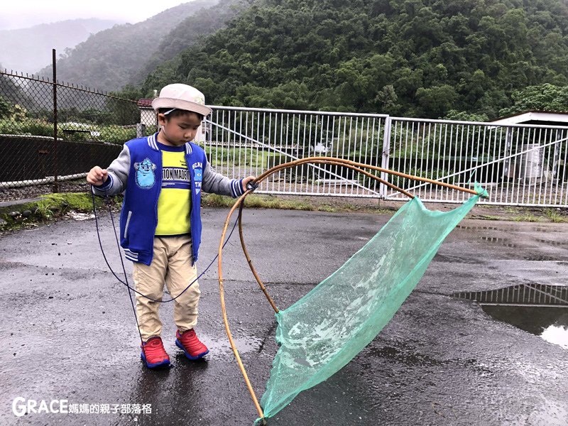 寒假暑假周休2日放假溜小孩親子旅行旅遊好玩景點分享推薦行程-北部親子景點宜蘭-橫山頭休閒農業區一二日遊懶人包推薦-食農二日遊農村再生二日遊交通地圖吃美食住宿懶人包-親子DIY體驗-舊名蓮成觀光休閒農場-新名內城生態園區-大自然教室-DIY芋泥球-戶外野炊-網抓七彩魚-台灣旅遊美食親子部落客grace媽媽的親子部落格