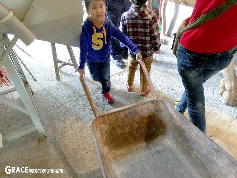 寒假暑假周休2日放假溜小孩親子旅行旅遊景點分享推薦行程-北部親子景點宜蘭-橫山頭休閒農業區一二日遊懶人包推薦-食農二日遊農村再生二日遊交通地圖吃美食住宿懶人包-親子DIY體驗-鐵牛力阿卡遊內城社區-環保袋DIY-鐵牛車筆筒DIY-台灣旅遊美食親子部落客grace媽媽的親子部落格