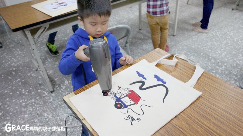 寒假暑假周休2日放假溜小孩親子旅行旅遊景點分享推薦行程-北部親子景點宜蘭-橫山頭休閒農業區一二日遊懶人包推薦-食農二日遊農村再生二日遊交通地圖吃美食住宿懶人包-親子DIY體驗-鐵牛力阿卡遊內城社區-環保袋DIY-鐵牛車筆筒DIY-台灣旅遊美食親子部落客grace媽媽的親子部落格