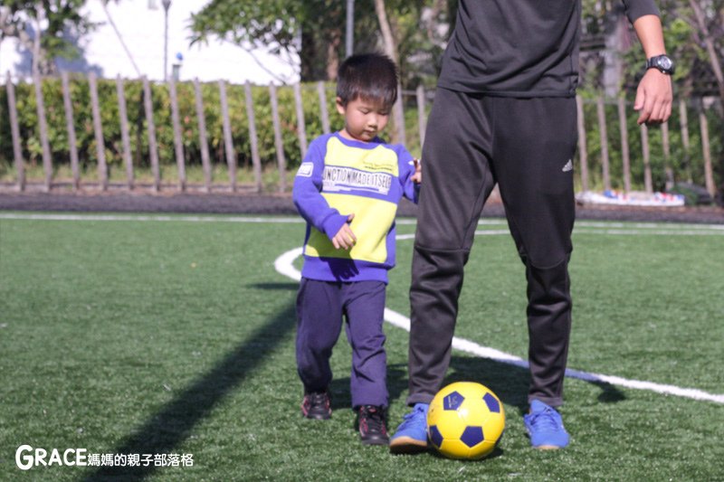 寒假暑假周休2日放假溜小孩親子旅行旅遊好玩景點分享推薦行程-台北親子活動才藝班小朋友幼兒足球課分享推薦-LION足球俱樂部-福莎足球場-近美麗華百貨植福路上-踢足球蹦蹦跳跳做伸展-手腳協調統合-台灣旅遊美食親子部落客grace媽媽的親子部落格