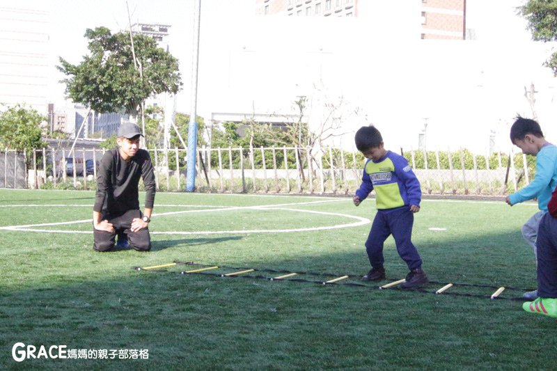 寒假暑假周休2日放假溜小孩親子旅行旅遊好玩景點分享推薦行程-台北親子活動才藝班小朋友幼兒足球課分享推薦-LION足球俱樂部-福莎足球場-近美麗華百貨植福路上-踢足球蹦蹦跳跳做伸展-手腳協調統合-台灣旅遊美食親子部落客grace媽媽的親子部落格