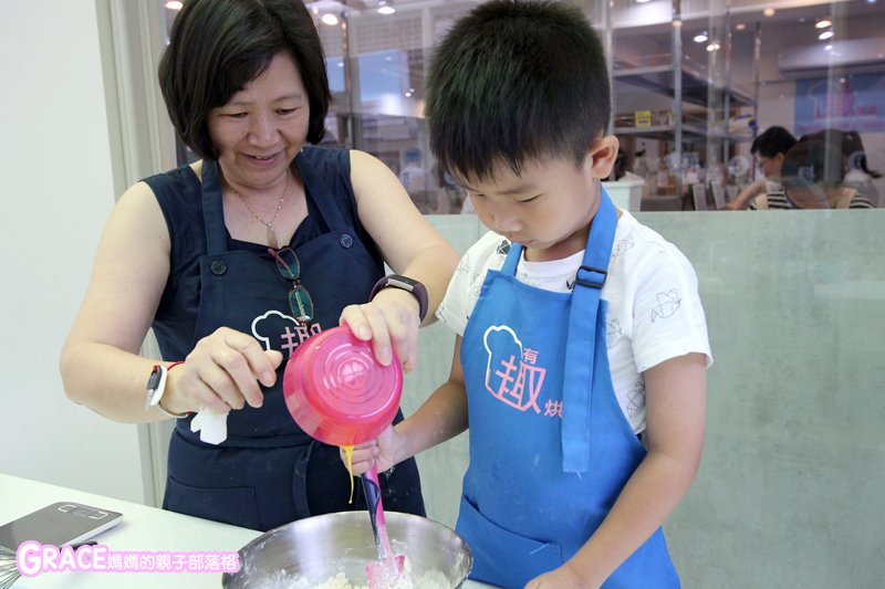 寒假暑假周休2日放假溜小孩親子旅行旅遊好玩景點分享推薦行程-育兒好物-台北親子烘焙DIY推薦-有趣烘焙-夏令營-DM價格交通-手做蛋糕點心PIZZA簡單-共享廚房材料食譜烤箱器材工具設備-兒童烘焙課程才藝班-市政府捷運站-人氣媽媽blogger-親子網紅團購-親子業配-痞客邦親子粉絲團-台灣旅遊美食親子部落客grace媽媽的親子部落格