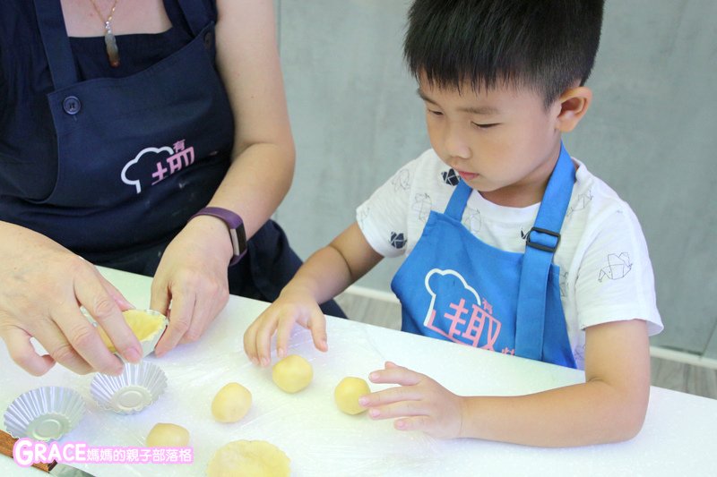 寒假暑假周休2日放假溜小孩親子旅行旅遊好玩景點分享推薦行程-育兒好物-台北親子烘焙DIY推薦-有趣烘焙-夏令營-DM價格交通-手做蛋糕點心PIZZA簡單-共享廚房材料食譜烤箱器材工具設備-兒童烘焙課程才藝班-市政府捷運站-人氣媽媽blogger-親子網紅團購-親子業配-痞客邦親子粉絲團-台灣旅遊美食親子部落客grace媽媽的親子部落格